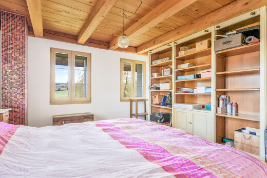 chambre avec inside property, beamed ceiling, plafond à poutres, day time, et natural light