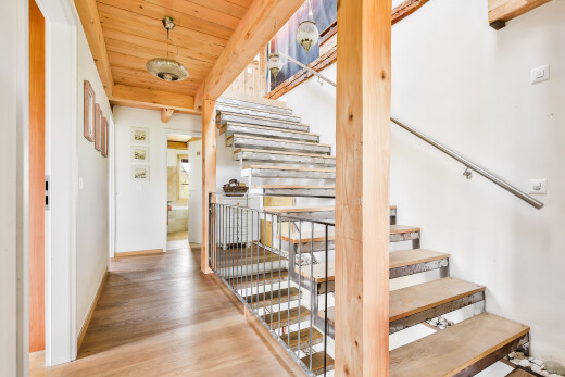 escaliers avec escaliers, inside property, plafond en bois, wood ceiling, et sol en finition bois