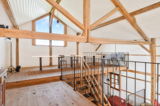 escaliers avec inside property, wood finish floor, sol en finition bois, beamed ceiling, et vaulted ceiling