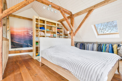 chambre avec inside property, wood finish floor, sol en finition bois, vaulted ceiling, et plafond voûté
