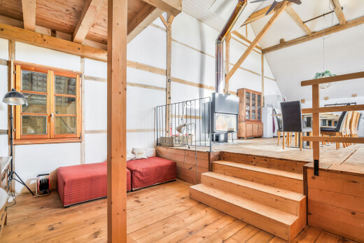 escaliers avec vaulted ceiling, plafond voûté, inside property, wood finish floor, et sol en finition bois