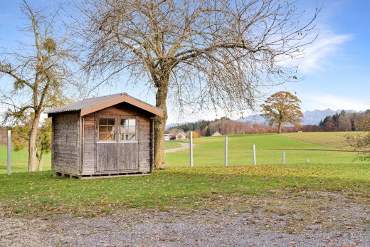 façade avec bardage en bois, pelouse, structure extérieure, day time, et bardage horizontal