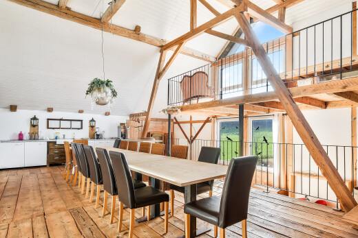 salle à manger avec vaulted ceiling, plafond voûté, high ceiling, plafond haut, et beamed ceiling