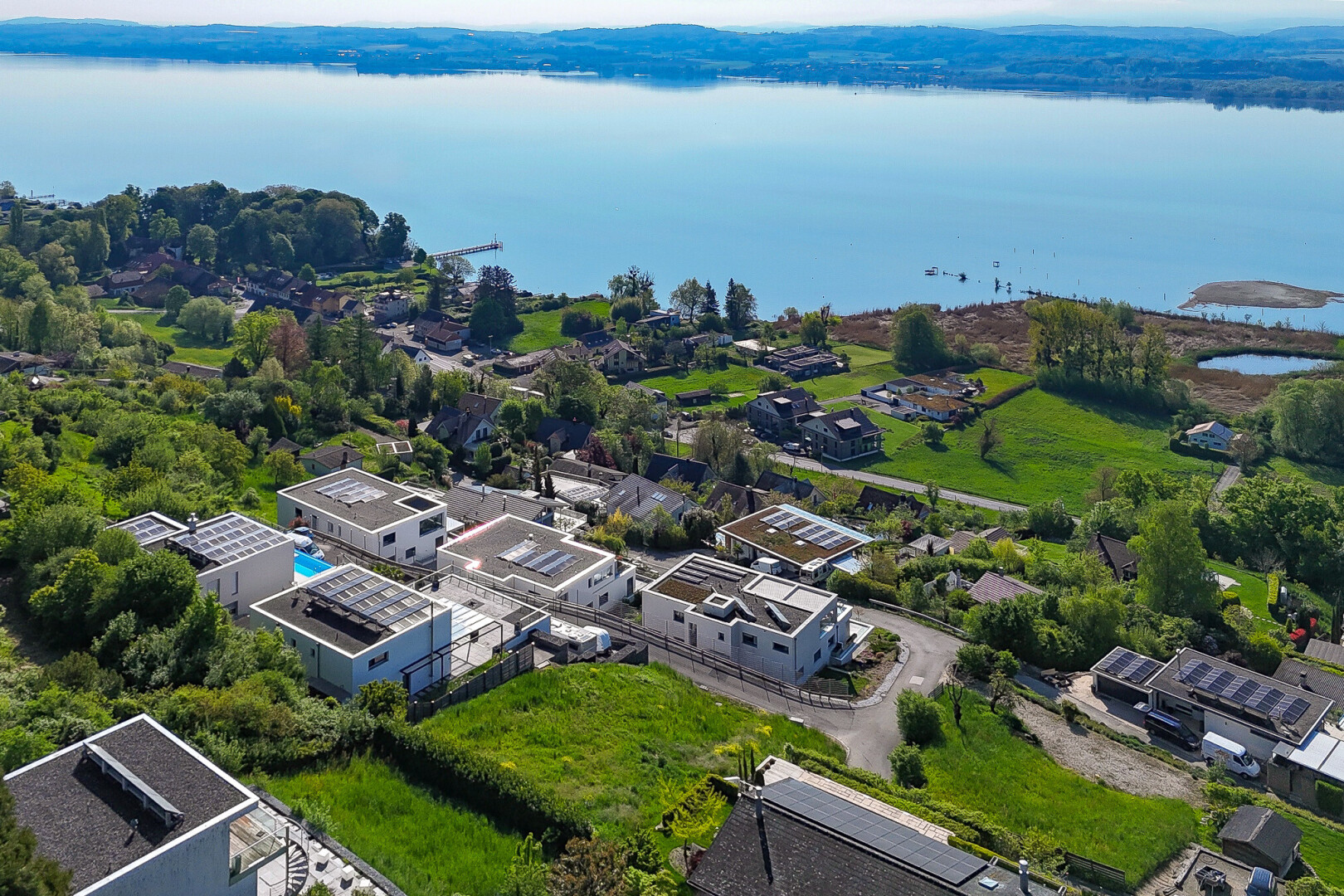 vue sur la mer avec vue résidentielle et vue sur l'eau