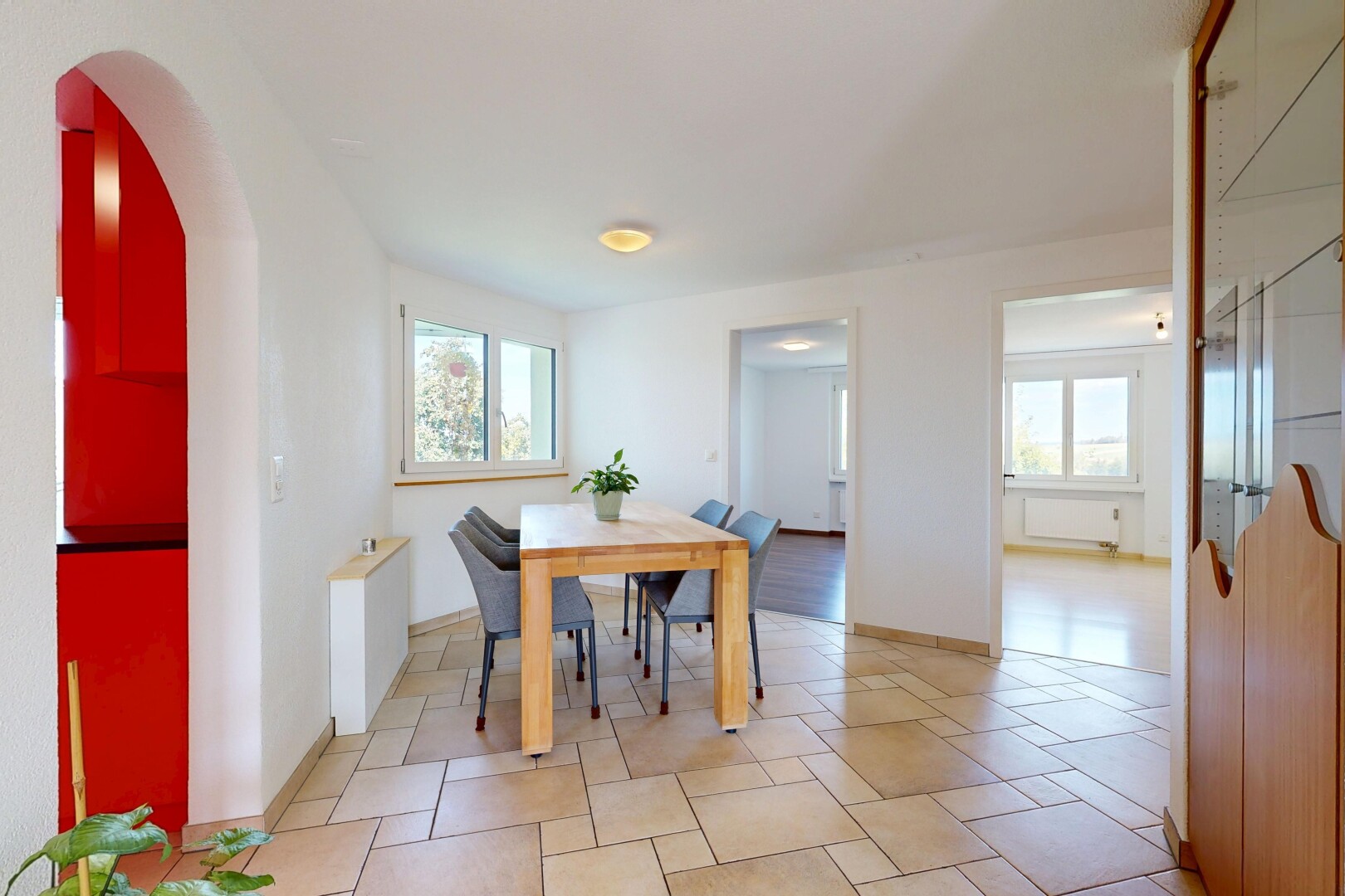 salle à manger avec cloison sèche, drywall, light floor, lumière naturelle, et inside property