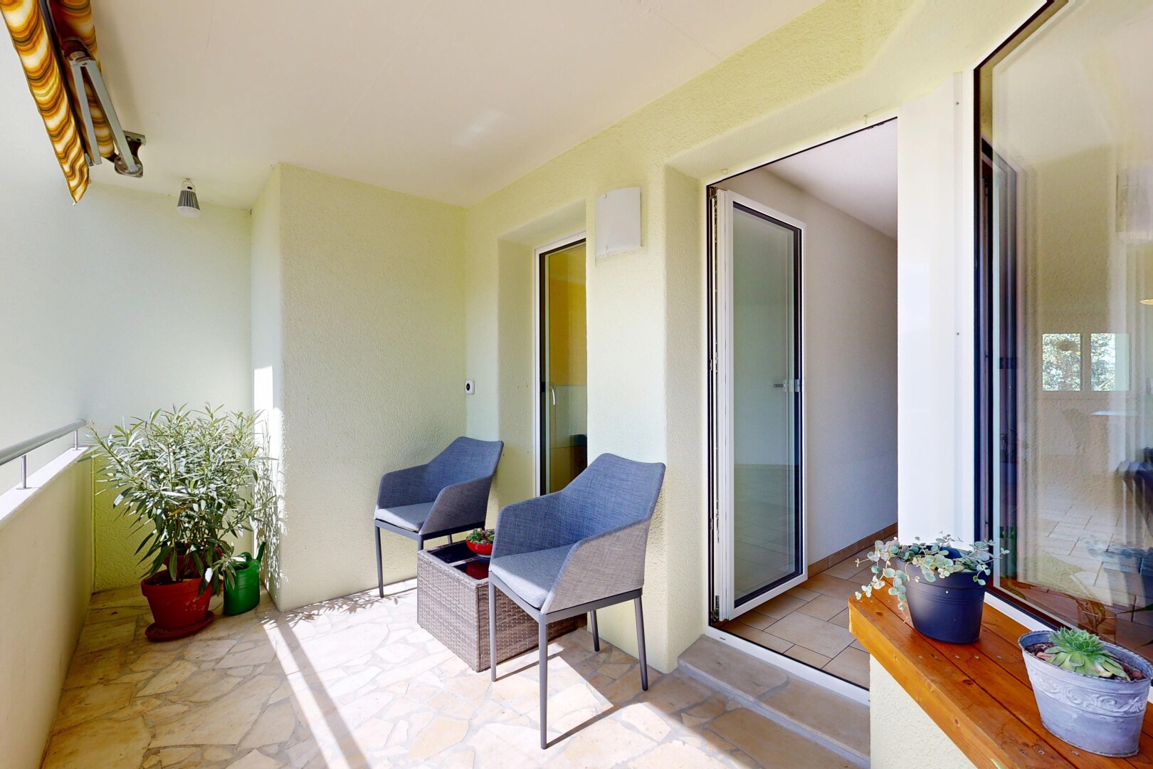 terrasse avec balcon
