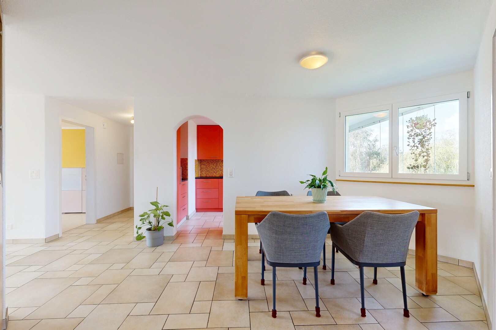 salle à manger avec passages en arc, drywall, cloison sèche, light floor, et inside property