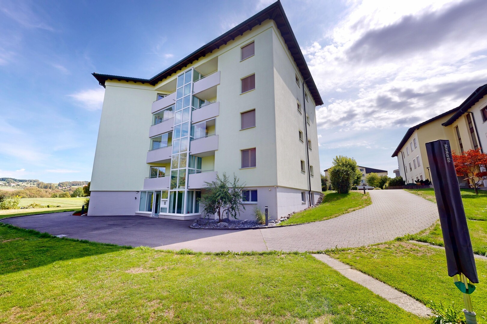 extérieur du bâtiment avec vue sur le complexe d'appartements, apartment complex view, day time, et from community