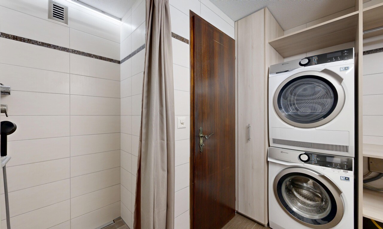 buanderie avec buanderie, lave-linge et sèche-linge superposés, inside property, et ventilation