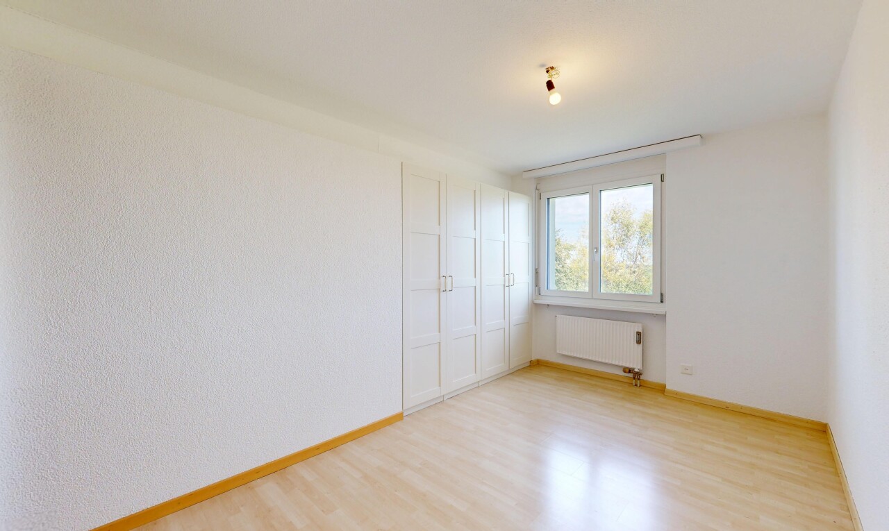 pièce vide avec radiateur, plinthes murales, baseboards wall, sol en finition bois, et wood finish floor