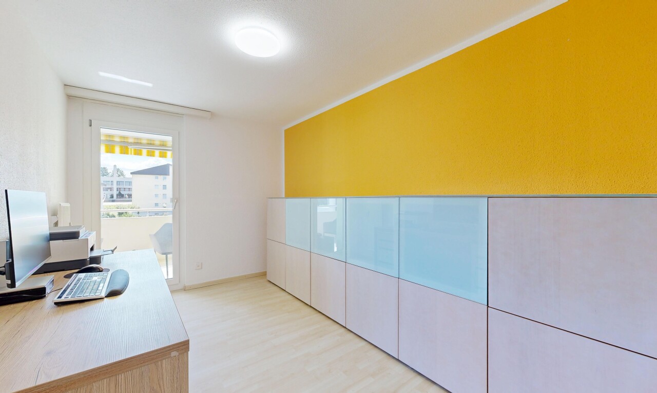 bureau avec light floor, drywall, cloison sèche, wood finish floor, et sol en finition bois