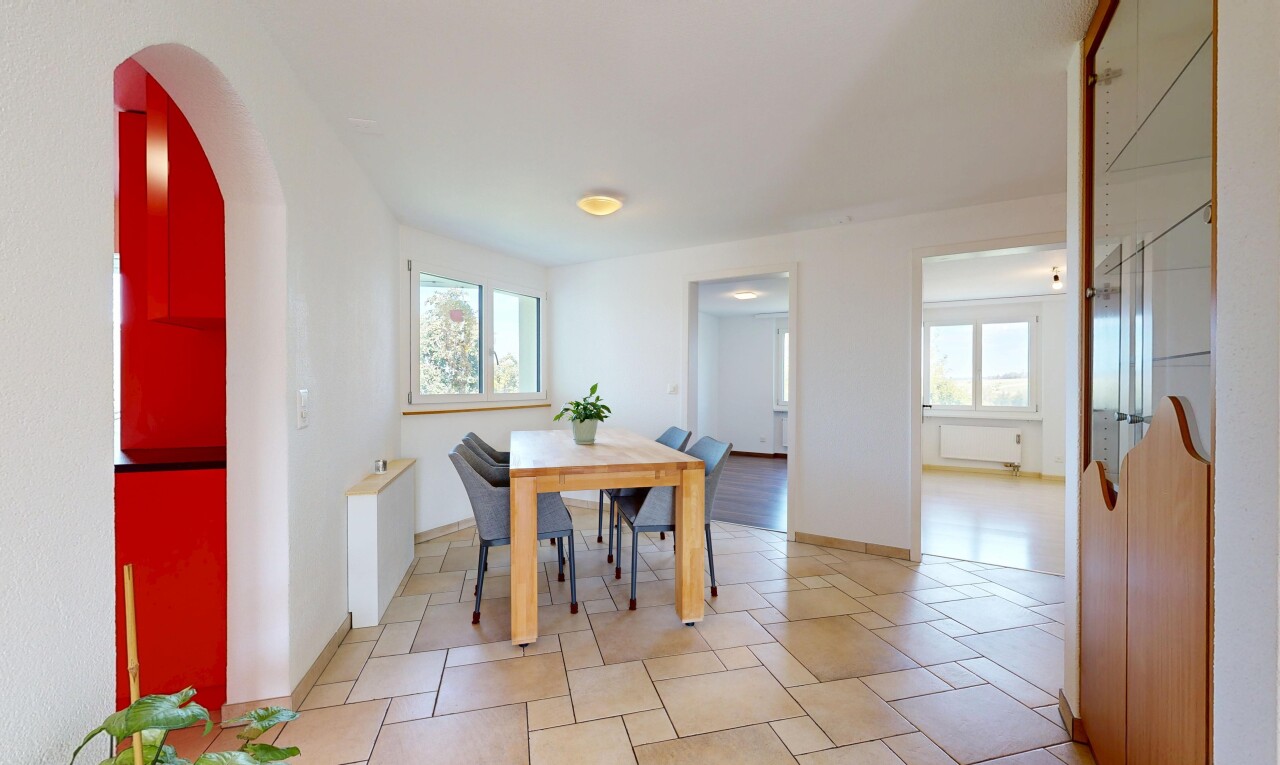 salle à manger avec cloison sèche, drywall, light floor, lumière naturelle, et inside property