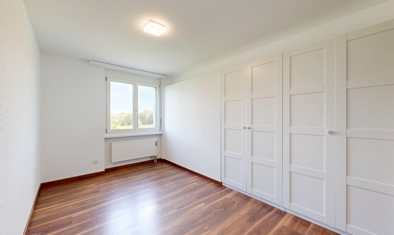 pièce vide avec radiateur, drywall, cloison sèche, wood finish floor, et sol en finition bois