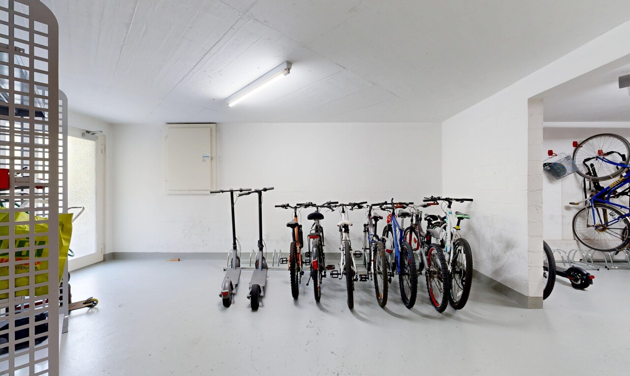 gym avec concrete floor, sol en béton, inside property, drywall, et cloison sèche
