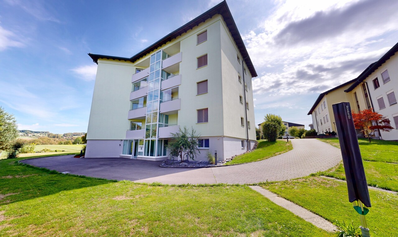 extérieur du bâtiment avec vue sur le complexe d'appartements, apartment complex view, day time, et from community