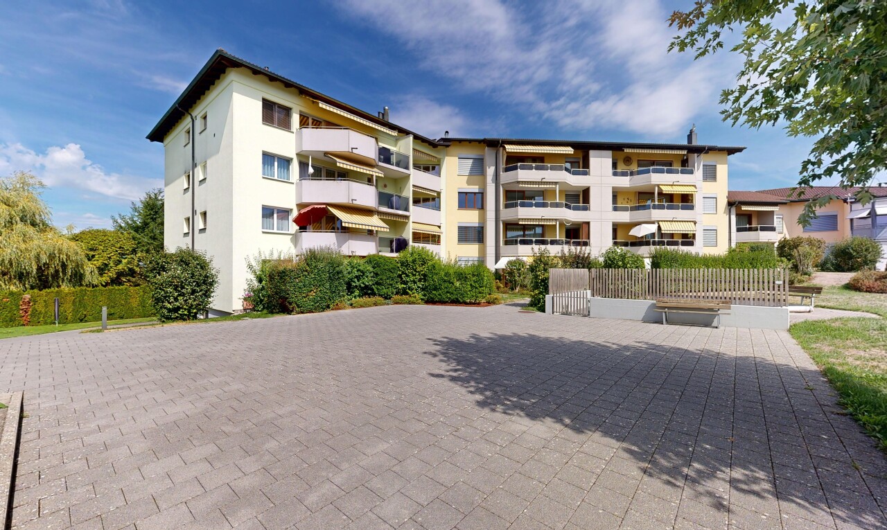 extérieur du bâtiment avec vue sur le complexe d'appartements, apartment complex view, day time, et from community