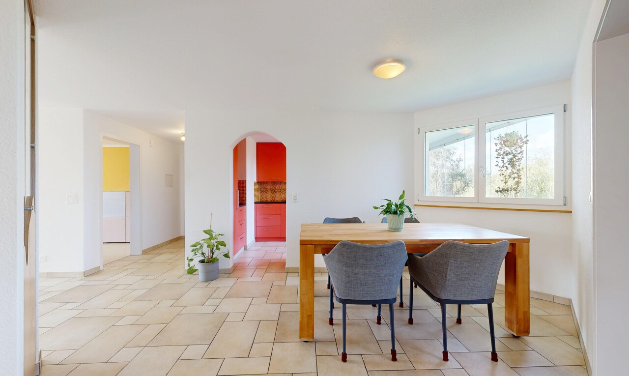 salle à manger avec passages en arc, drywall, cloison sèche, light floor, et inside property