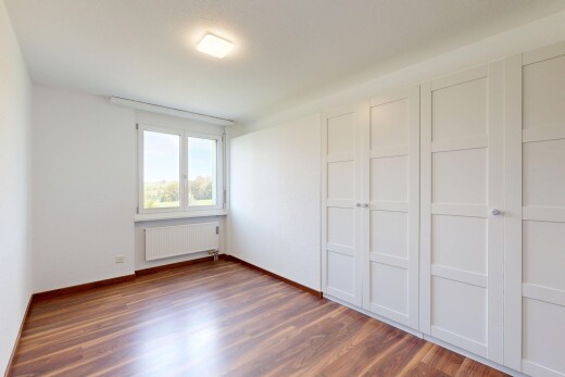 pièce vide avec radiateur, drywall, cloison sèche, wood finish floor, et sol en finition bois