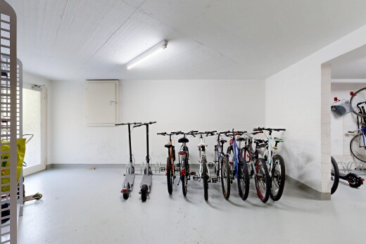 gym avec concrete floor, sol en béton, inside property, drywall, et cloison sèche