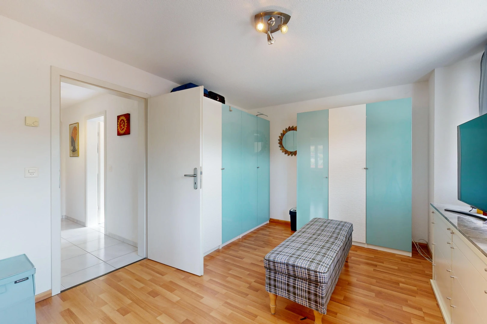 chambre avec cloison sèche, drywall, light floor, sol en finition bois, et wood finish floor