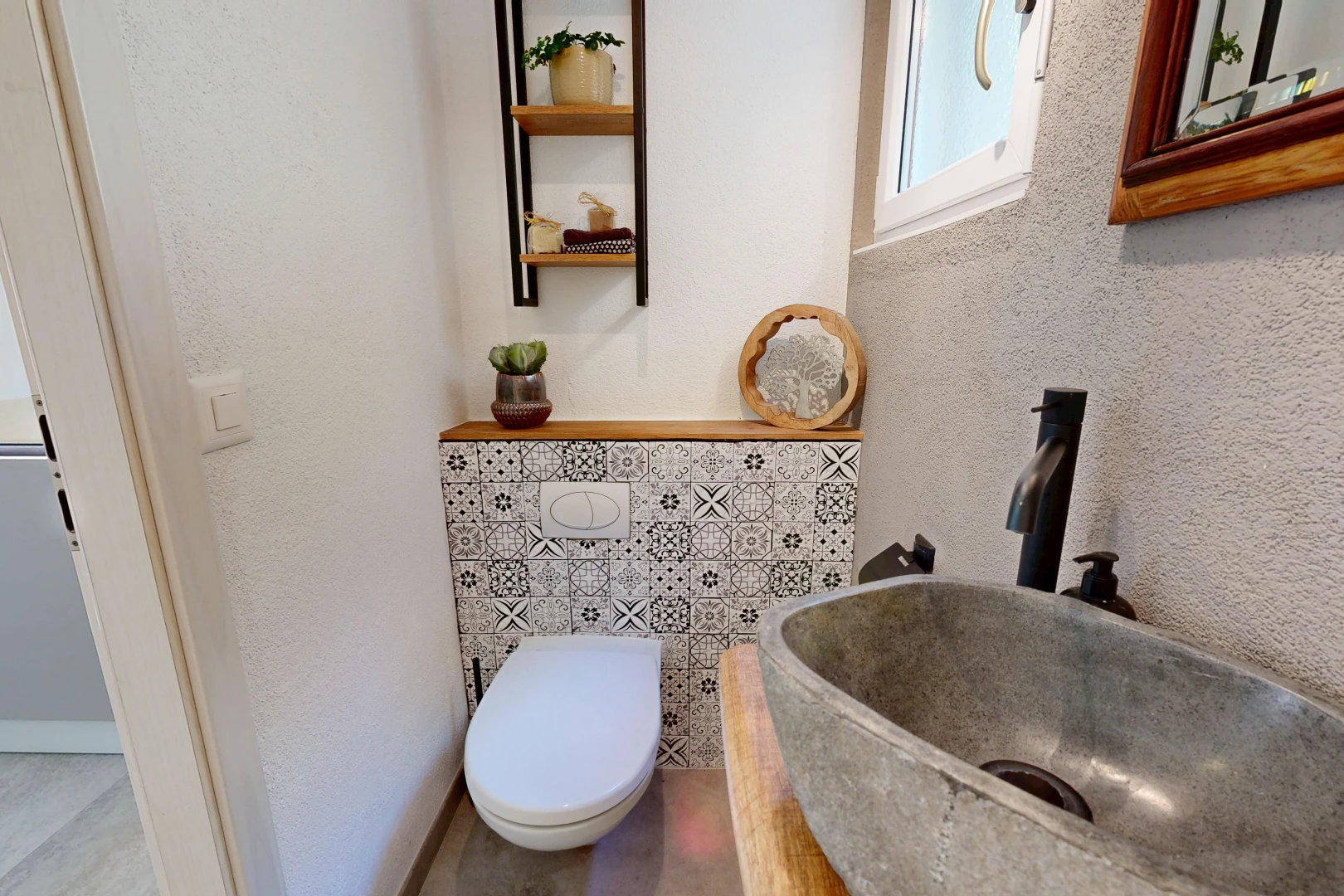 salle de bains avec évier, miroir, mur texturé, textured wall, et inside property