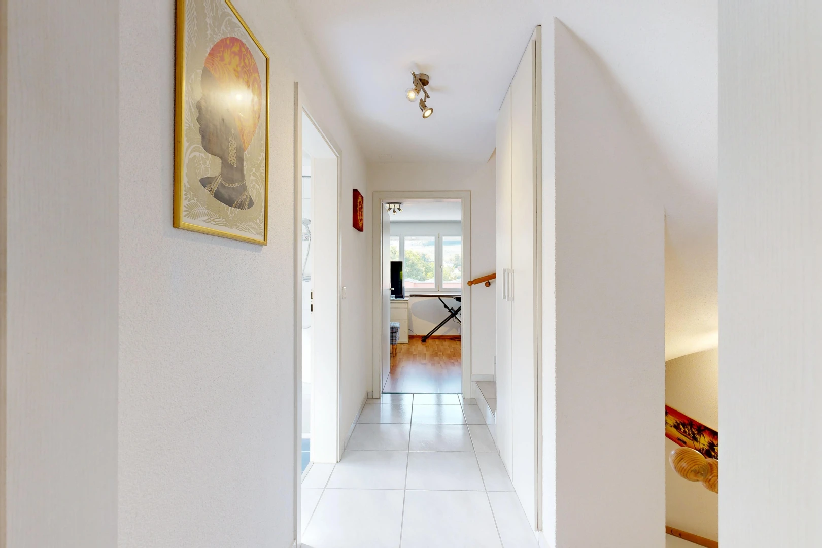 couloir avec light floor, cloison sèche, drywall, sol en carrelage, et tile floor