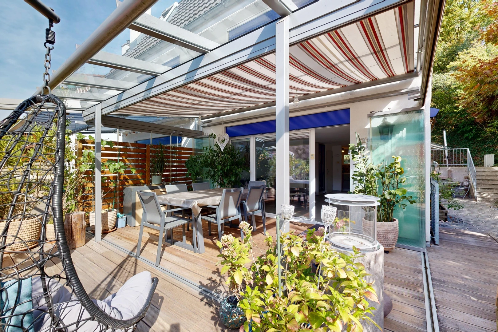 terrasse avec terrasse, coin repas extérieur, pergola, from property, et day time