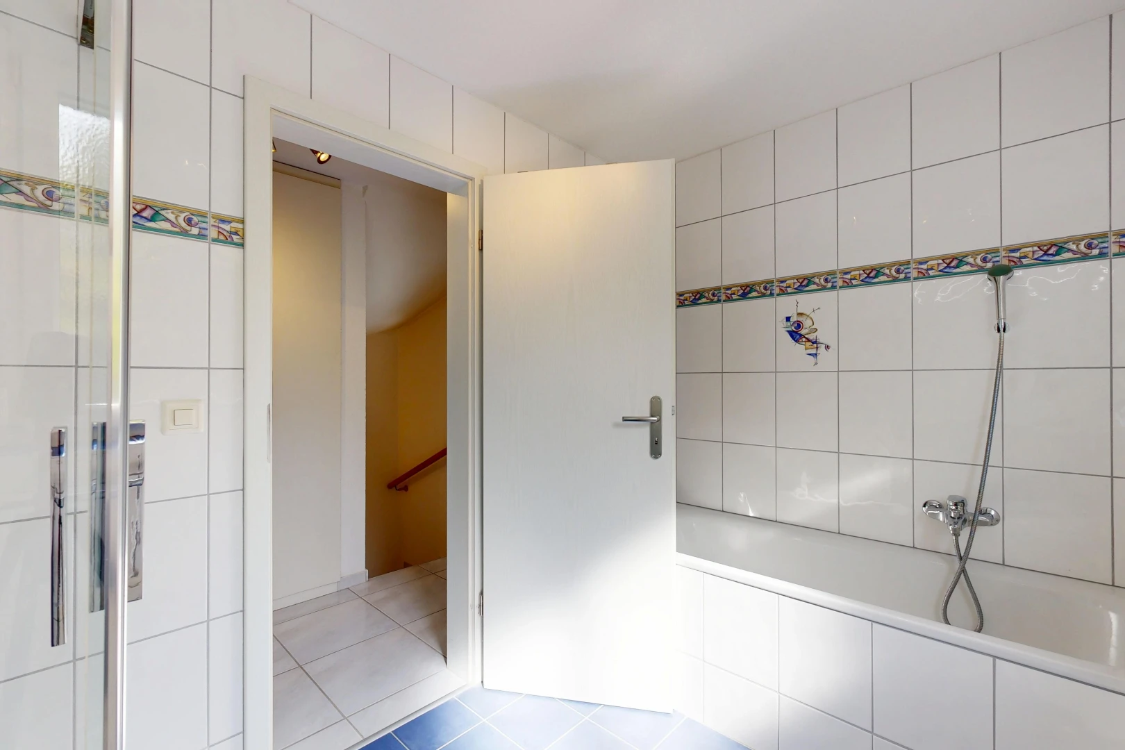 salle de bains avec salle de bain complète, mur en carrelage, tile wall, sol en carrelage, et tile floor