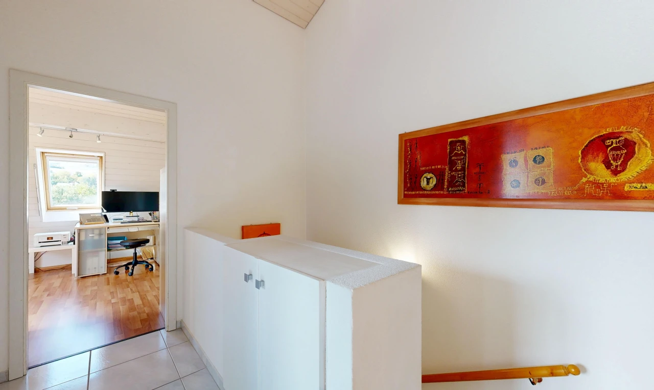 couloir avec cloison sèche, drywall, lumière naturelle, espace bureau, et light floor