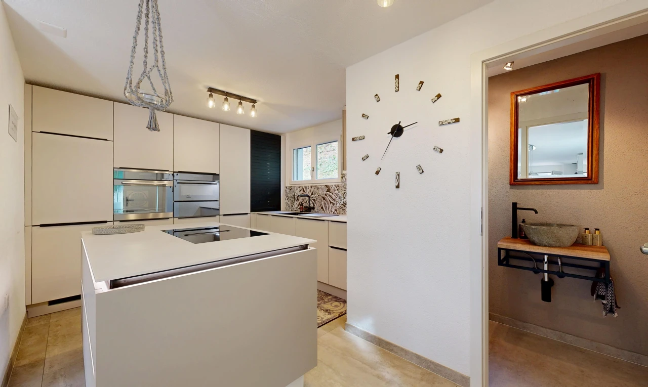cuisine avec réfrigérateur, four, îlot de cuisine, kitchen island, et light floor