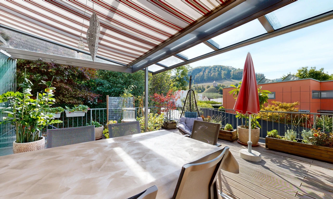 terrasse avec coin repas extérieur, day time, vue sur la montagne, et mountain view