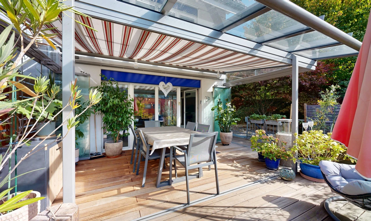 terrasse avec coin repas extérieur, terrasse, auvent, et from property