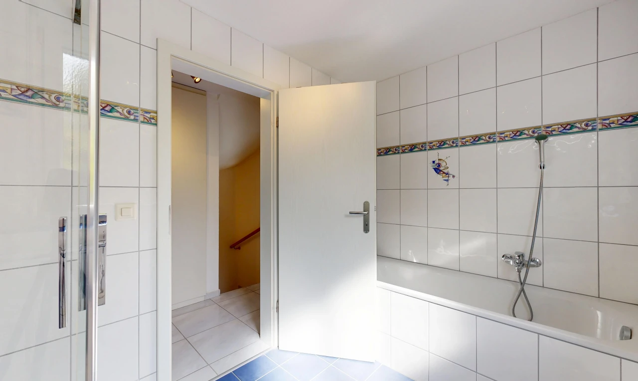 salle de bains avec salle de bain complète, mur en carrelage, tile wall, sol en carrelage, et tile floor