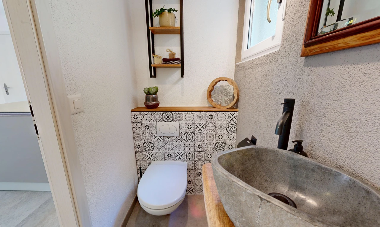 salle de bains avec évier, miroir, mur texturé, textured wall, et inside property