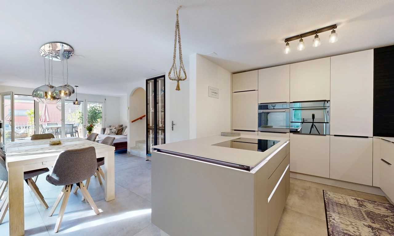 cuisine avec îlot de cuisine, kitchen island, light floor, pendant lighting, et four double
