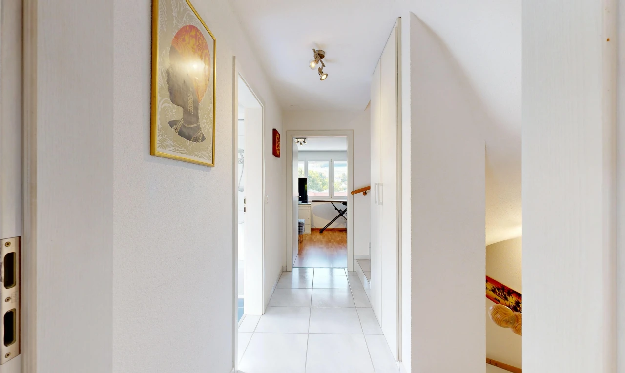 couloir avec light floor, cloison sèche, drywall, sol en carrelage, et tile floor