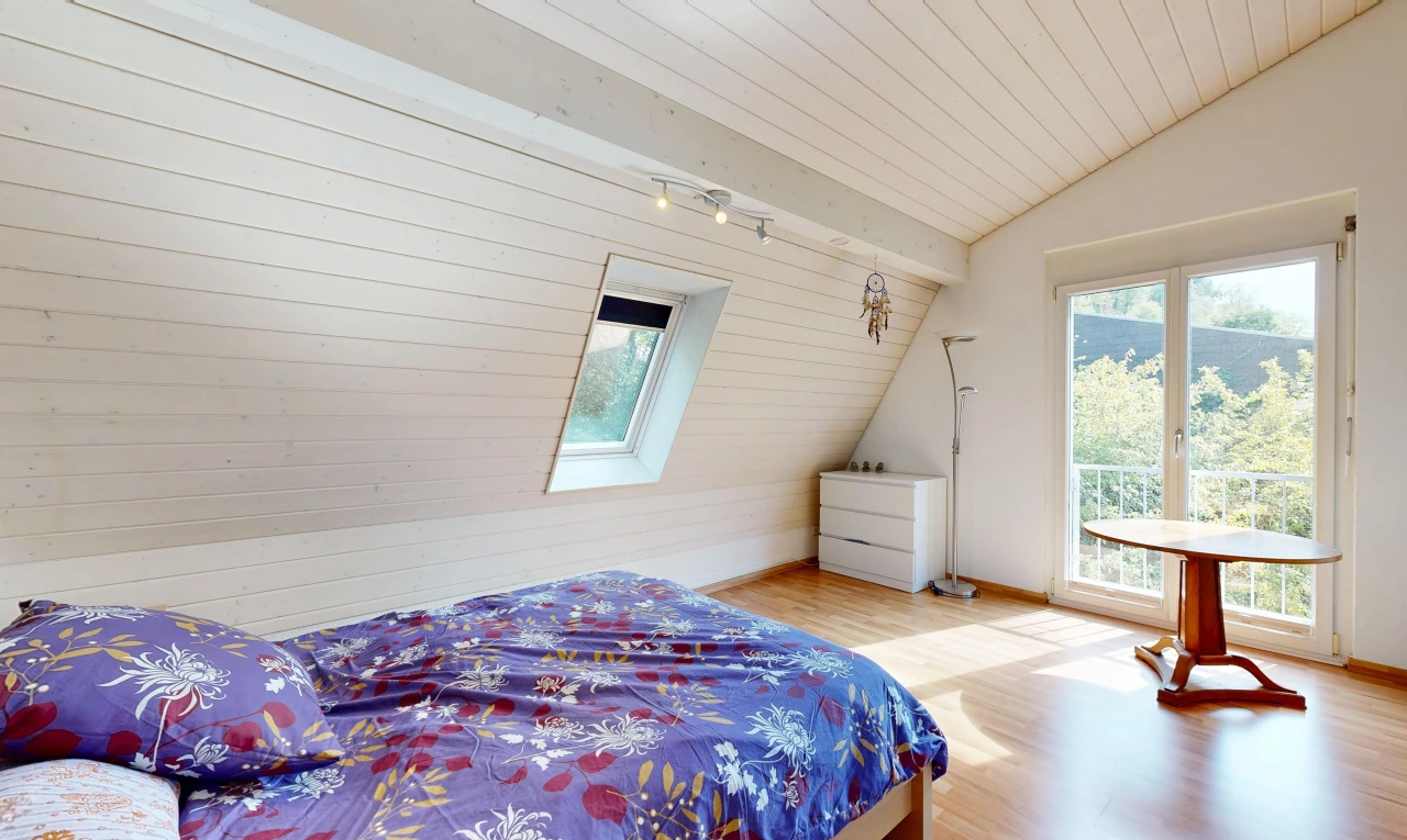 chambre avec plafond voûté, vaulted ceiling, pièce supplémentaire, plafond en bois, et wood ceiling