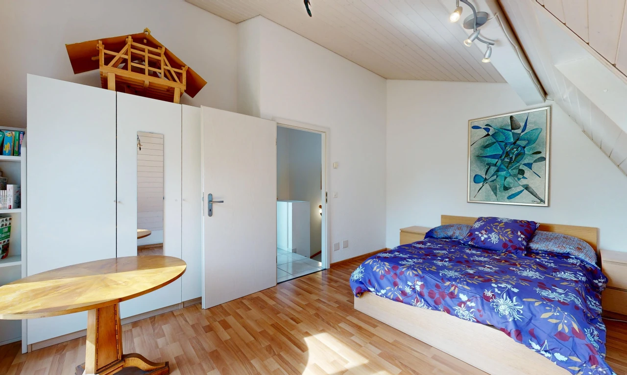 chambre avec plafond voûté, vaulted ceiling, cloison sèche, drywall, et sol en finition bois