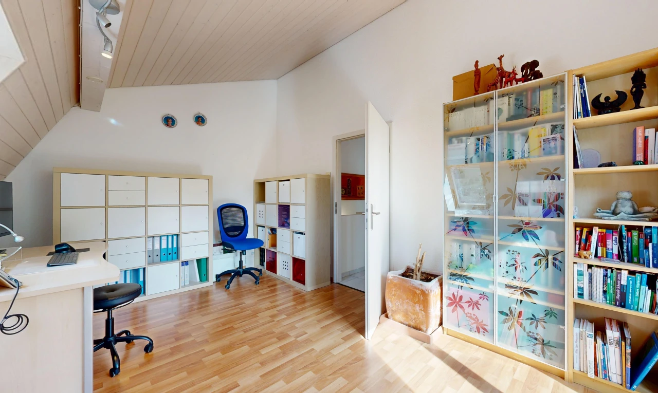 bureau avec plafond haut, high ceiling, cloison sèche, drywall, et plafond voûté