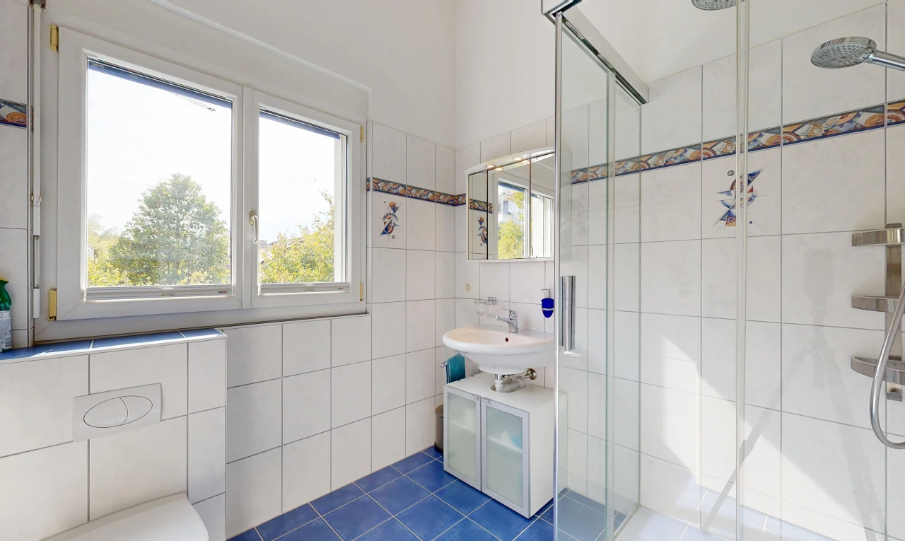 salle de bains avec douche, miroir, salle de bain complète, mur en carrelage, et tile wall