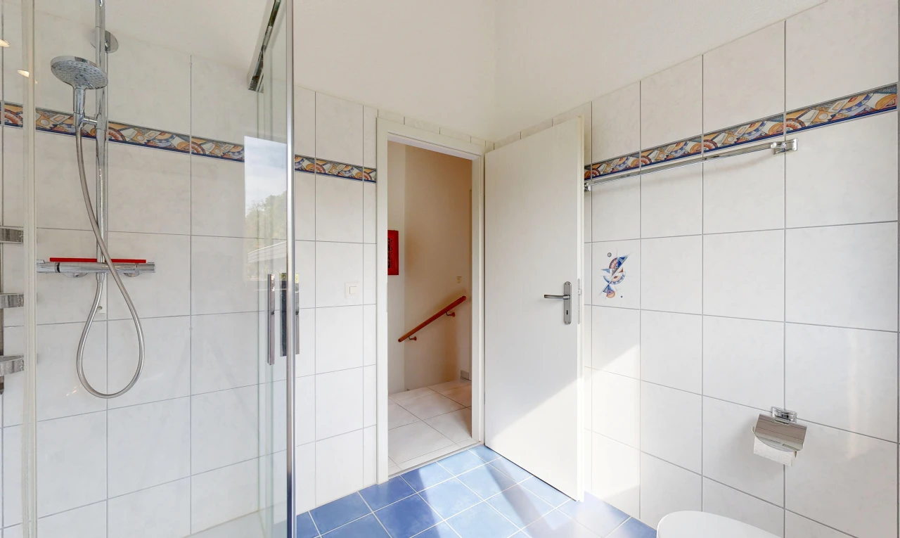 salle de bains avec douche, mur en carrelage, tile wall, salle de bain complète, et sol en carrelage