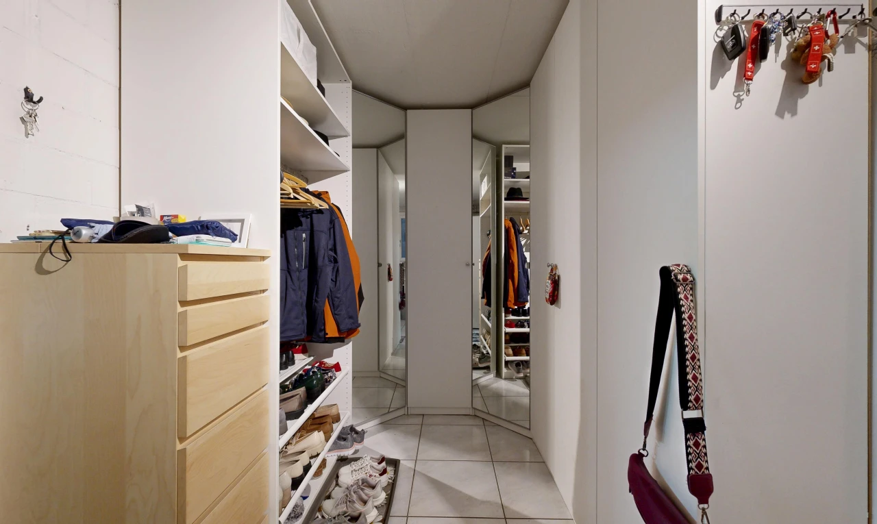 dressing avec dressing, sol en carrelage, tile floor, et light floor