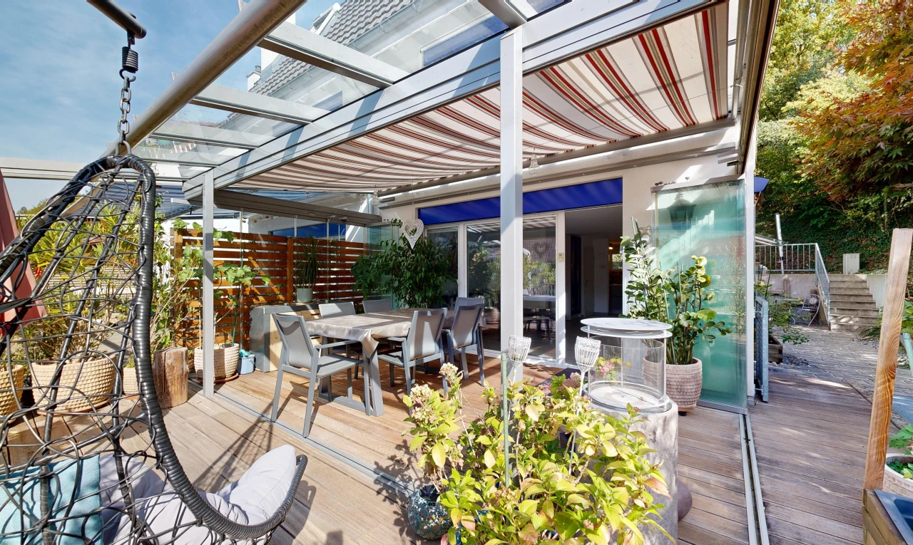 terrasse avec terrasse, coin repas extérieur, pergola, from property, et day time