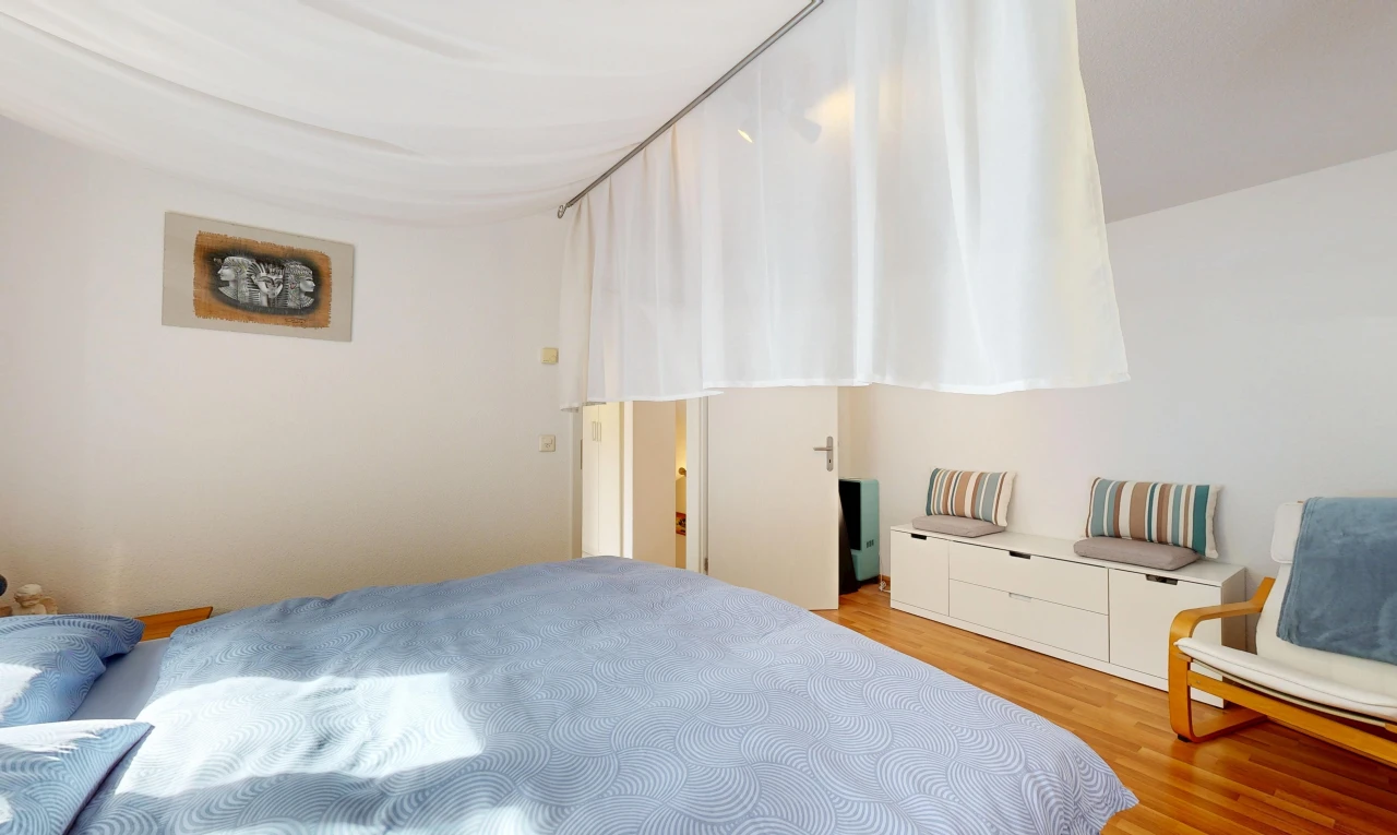 chambre avec sol en finition bois, wood finish floor, cloison sèche, drywall, et inside property