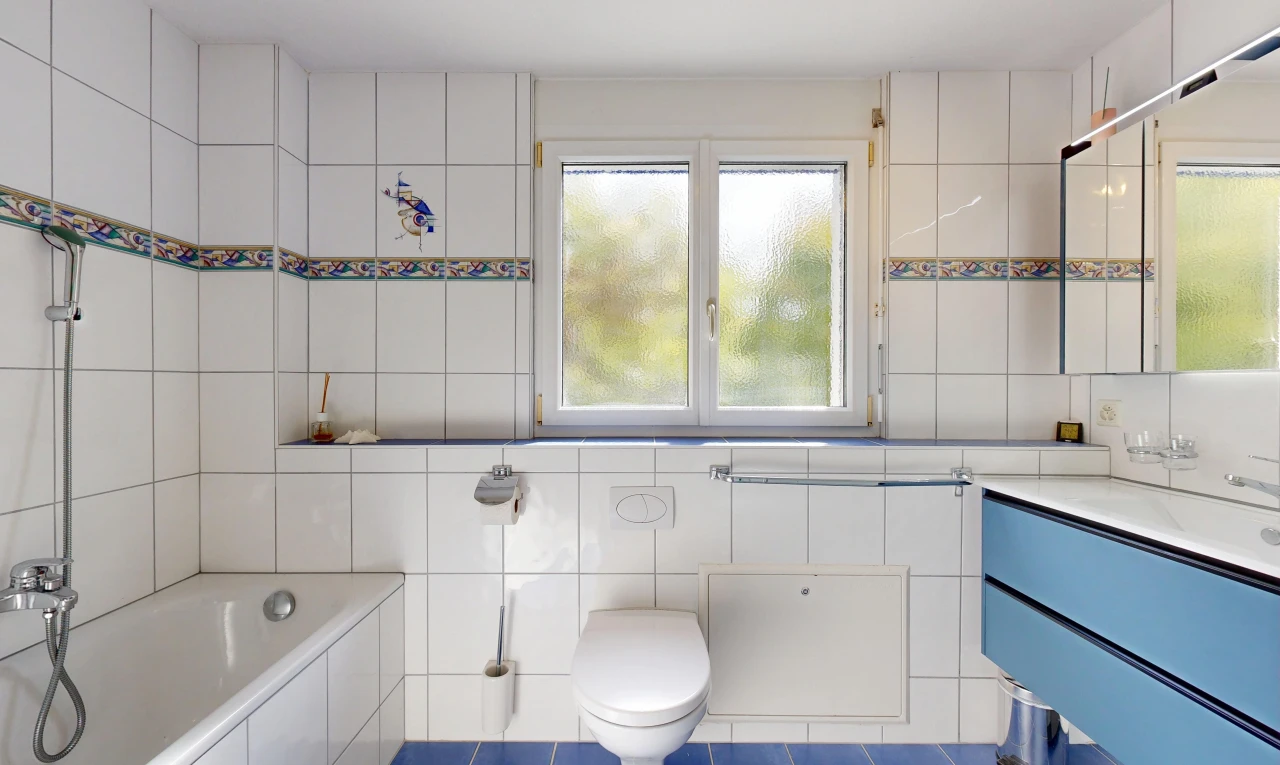 salle de bains avec salle de bain complète, mur en carrelage, tile wall, miroir, et bain