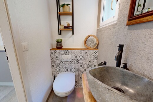 salle de bains avec évier, miroir, mur texturé, textured wall, et inside property