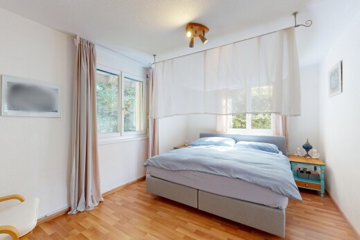 chambre avec cloison sèche, drywall, lumière naturelle, sol en finition bois, et wood finish floor