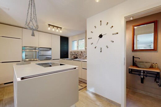 cuisine avec réfrigérateur, four, îlot de cuisine, kitchen island, et light floor