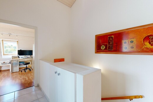 couloir avec cloison sèche, drywall, lumière naturelle, espace bureau, et light floor