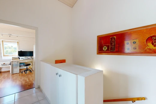 couloir avec cloison sèche, drywall, lumière naturelle, espace bureau, et light floor